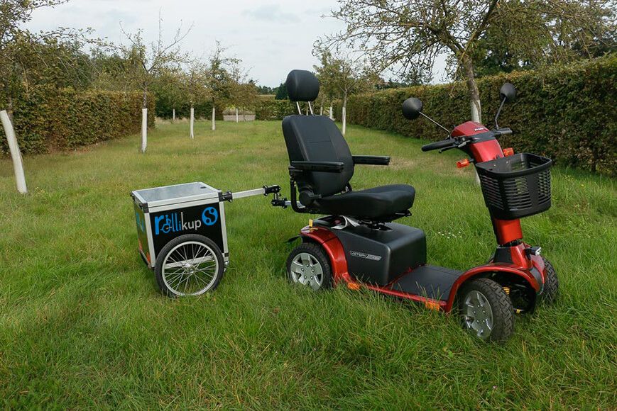 RollikupS an einem Elektroscooter befestigt von der Seite