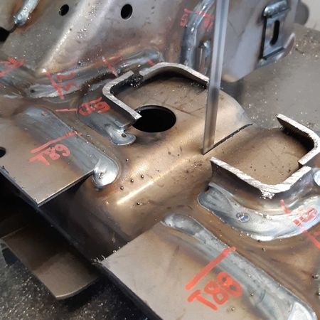 Ein Metallarbeiter führt Arbeiten an einem Metallteil durch.