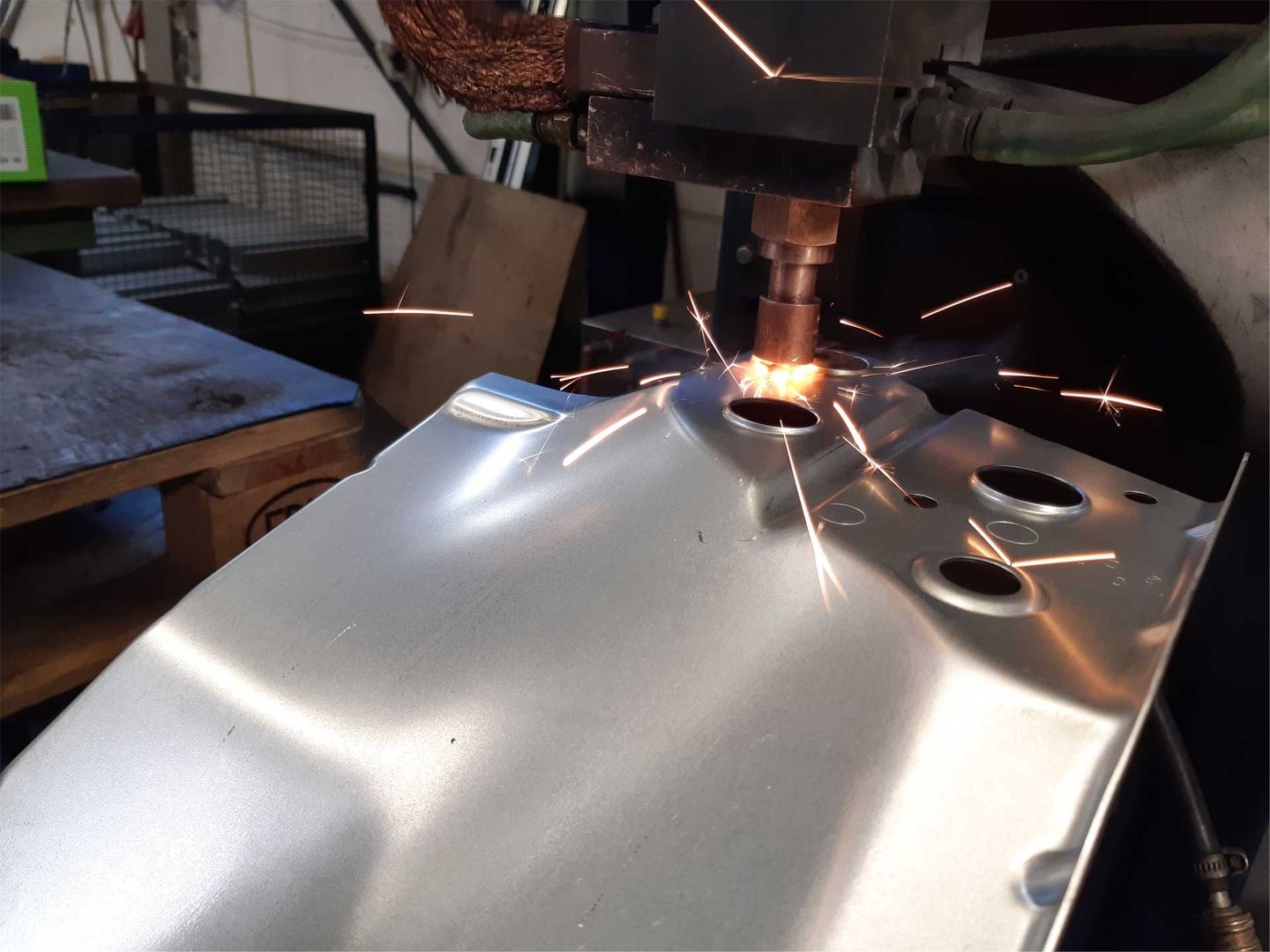 Ein Metallobjekt wird von einer Maschine bearbeitet, die präzise und effizient arbeitet.